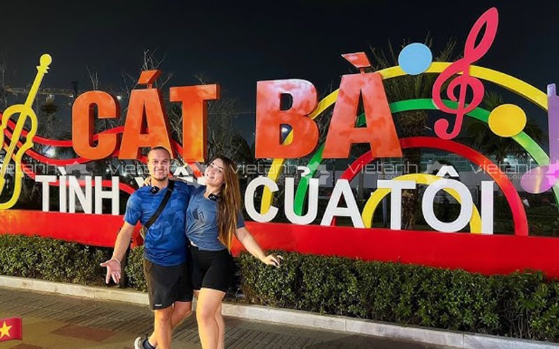 Cụm tiểu cảnh Cát Bà tình yêu của tôi nổi bật vào buổi tối