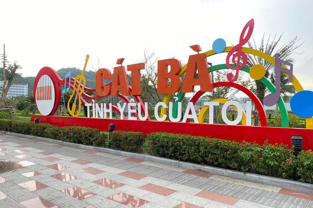 Cụm tiểu cảnh chữ nổi nghệ thuật Cát Bà Tình Yêu Của Tôi tạo điểm nhấn quảng trường