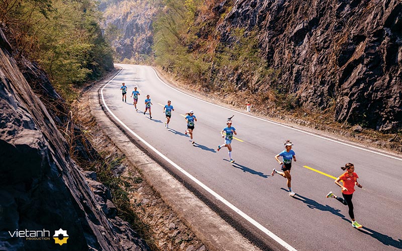 Vận động viên chạy giữa núi đá trên cung đường Marathon Cát Bà Amatina 2025