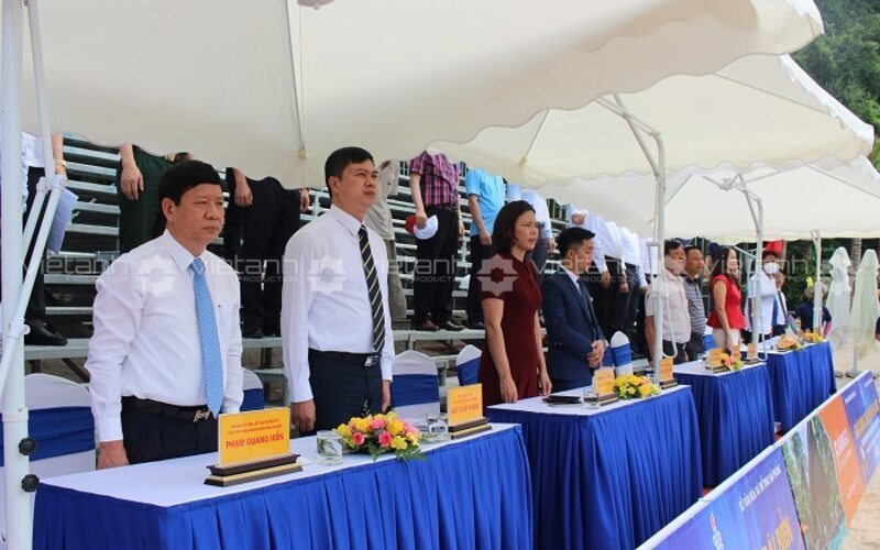 Các đại biểu dự lễ khai mạc Giải Bóng chuyền nữ bãi biển năm 2022