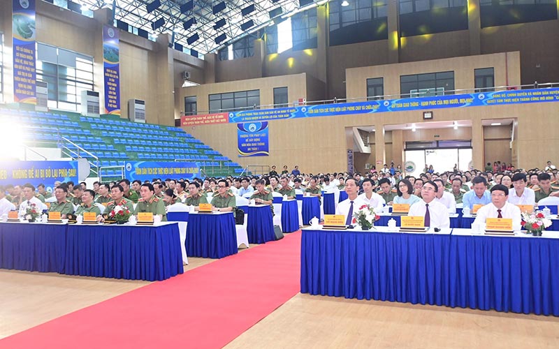 Các đại biểu tham dự Hội nghị biểu dương mô hình “Cát Hải 5 An”