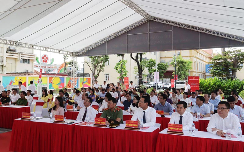 Đại biểu tham dự Lễ khánh thành Công viên Thể thao Hồ Sen quận Lê Chân