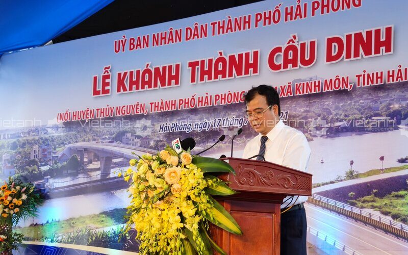 Đại biểu phát biểu trên sân khấu Lễ khánh thành Cầu Dinh