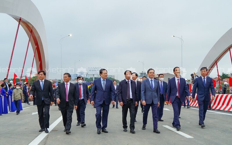 Đoàn đại biểu tham quan Cầu Rào 1 trong ngày thông xe kỹ thuật