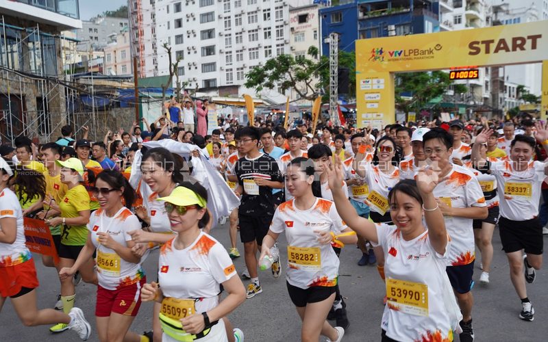 Đoàn runner xuất phát Marathon Cát Bà 2024