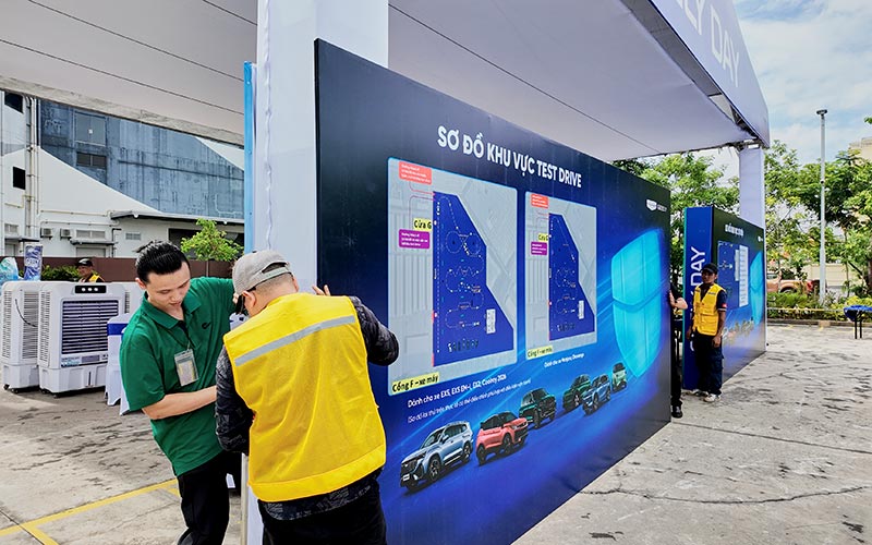 Đội ngũ kỹ thuật Viet Anh Production lắp đặt backdrop tại sự kiện Geely Day Hải Phòng 2026