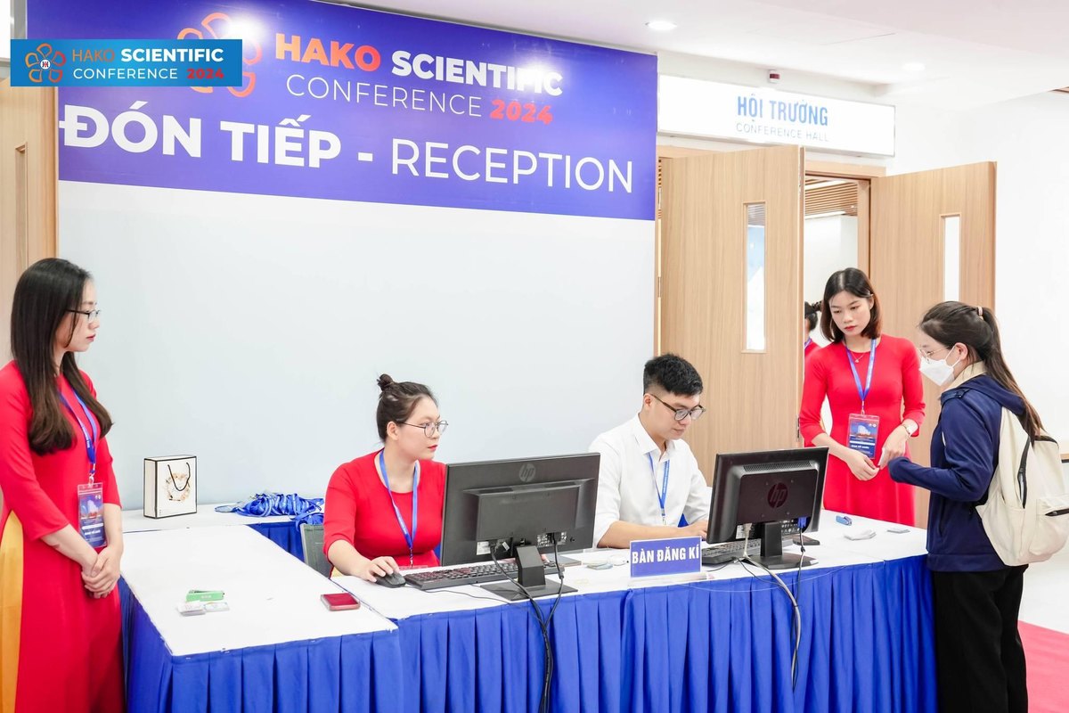 Nhân sự đón tiếp và đăng ký đại biểu tại hội nghị ở Hải Phòng