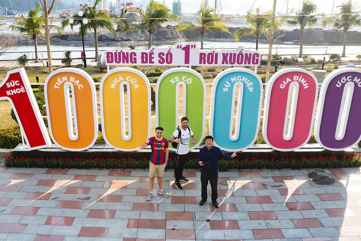 Toàn cảnh dự án tiểu cảnh mô hình con số nghệ thuật check in ngoài trời do Viet Anh Production bàn giao
