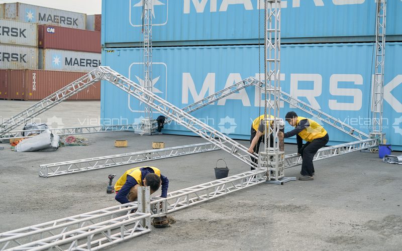 Đội kỹ thuật dựng khung Truss 200 theo cấu hình đã bố trí tại hiện trường