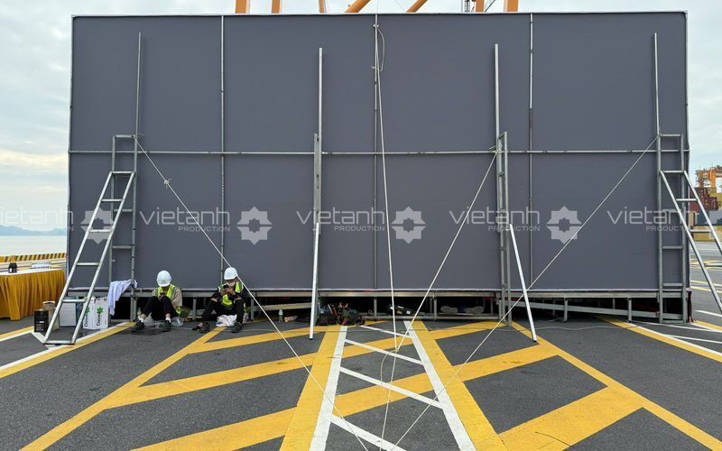 Gia cố mặt sau backdrop lễ đón tàu COSCO ASIA tại cảng