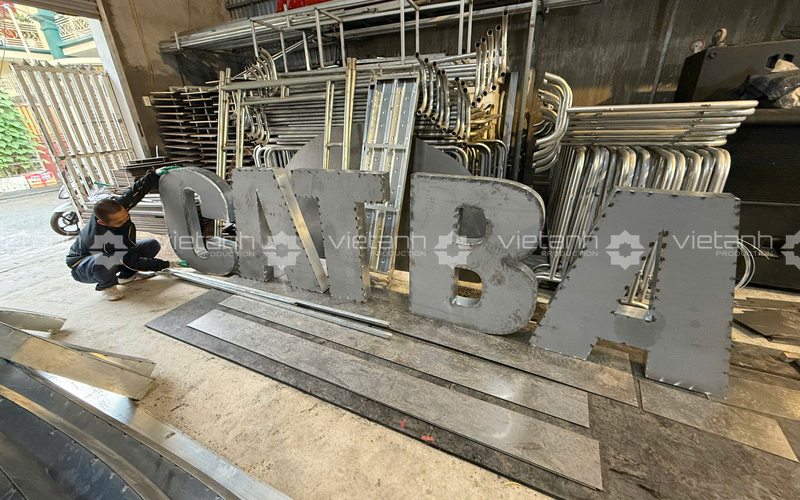 Gia công chữ nổi Cát Bà cho cụm tiểu cảnh tại xưởng Viet Anh Production