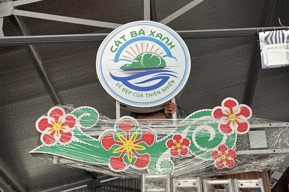 Sản xuất hộp đèn trang trí đô thị logo Cát Bà Xanh tại xưởng Viet Anh Production