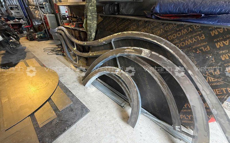Gia công khung và chi tiết kim loại của tiểu cảnh Cát Bà tại xưởng