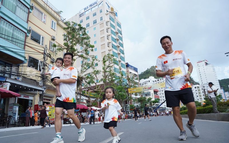 Gia đình tham gia Giải chạy Marathon Cát Bà 2024
