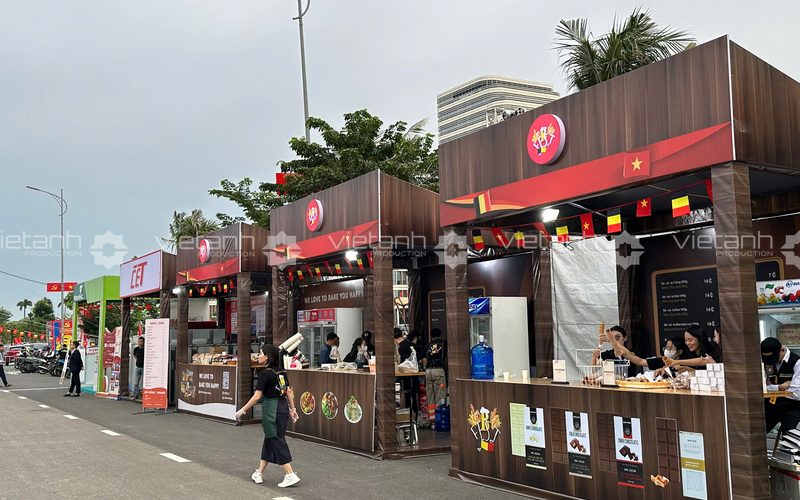 Dãy gian hàng ẩm thực tại B.Fest 2025