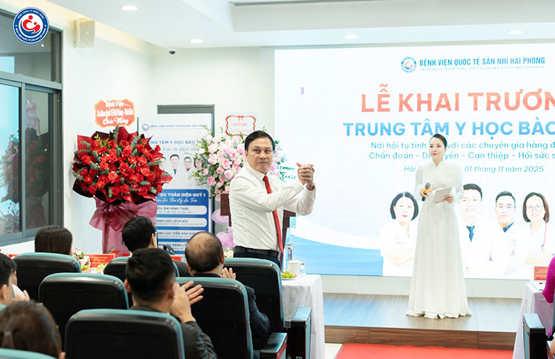Giới thiệu lãnh đạo đại biểu tại lễ khai trương Trung tâm Y học Bào thai Bệnh viện Quốc tế Sản Nhi Hải Phòng