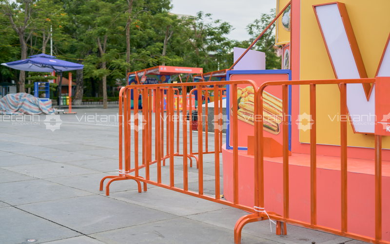Hàng rào di động bố trí quanh khu vực check-in Phố đi bộ Hải Phòng