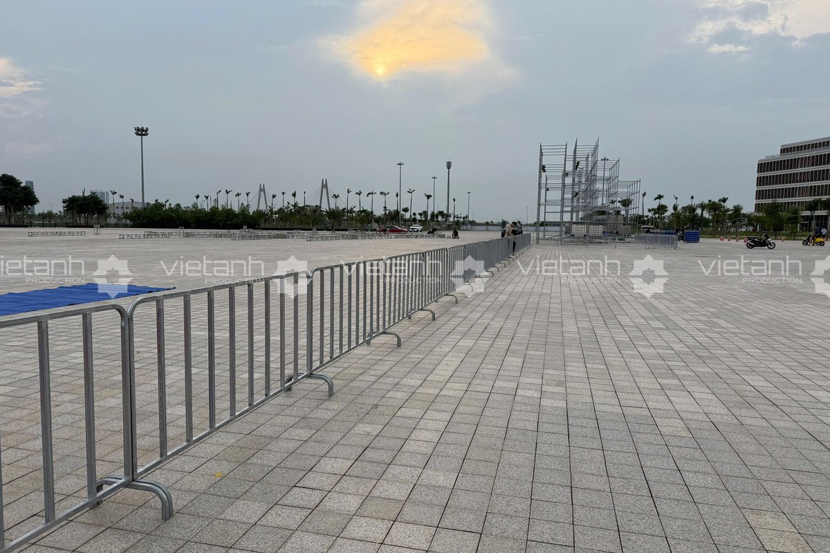 Hàng rào di động bằng thép phân luồng tại sự kiện ở Hải Phòng