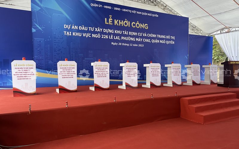 Hoàn thiện dãy bục nghi thức trên sân khấu Lễ khởi công 226 Lê Lai