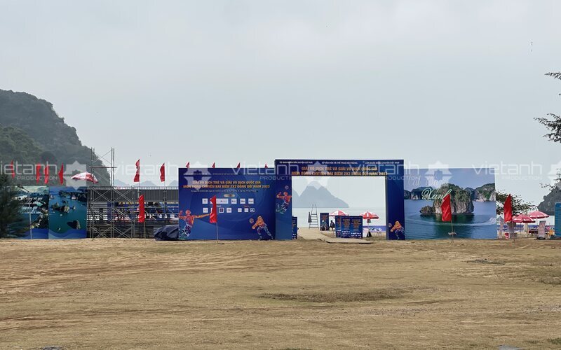 Cổng chương trình, backdrop check-in Giải bóng chuyền bãi biển quốc gia 2023 trong giai đoạn hoàn thiện