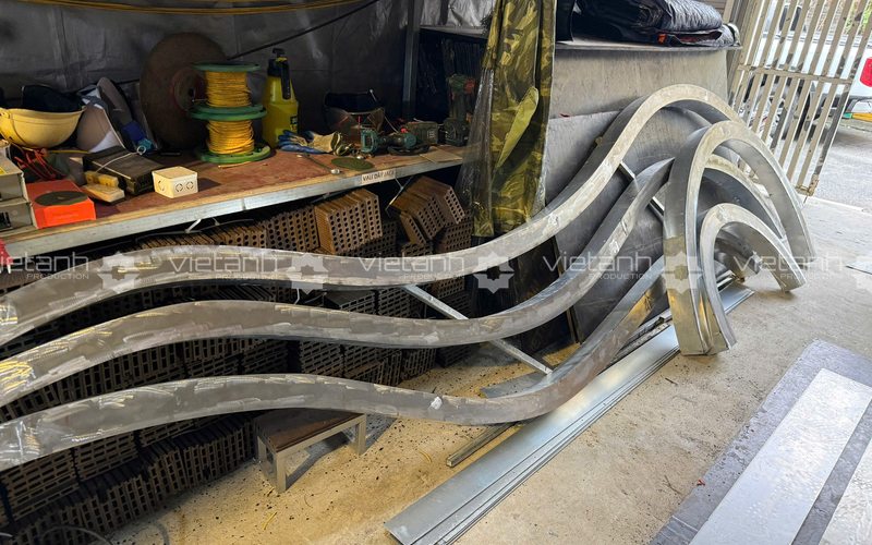 Hoàn thiện các dải cong mô phỏng sóng biển trong tiểu cảnh Cát Bà
