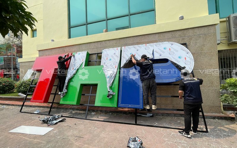 Hoàn thiện mặt chữ và lớp bảo vệ logo THP tại hiện trường