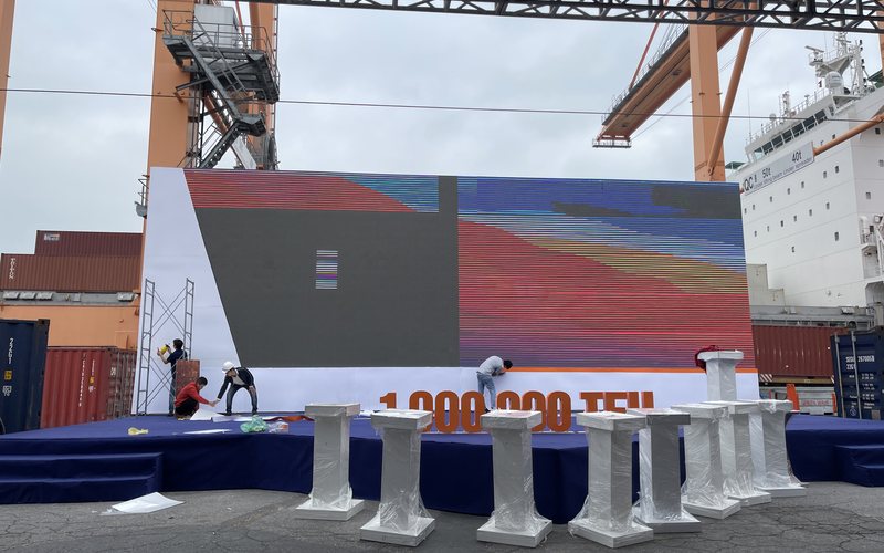 Hoàn thiện sân khấu và màn hình LED tại Cảng Tân Vũ