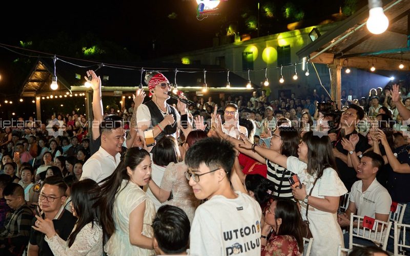 Jimmii Nguyễn giao lưu cùng khán giả tại Show Du Ca ở Hải Phòng