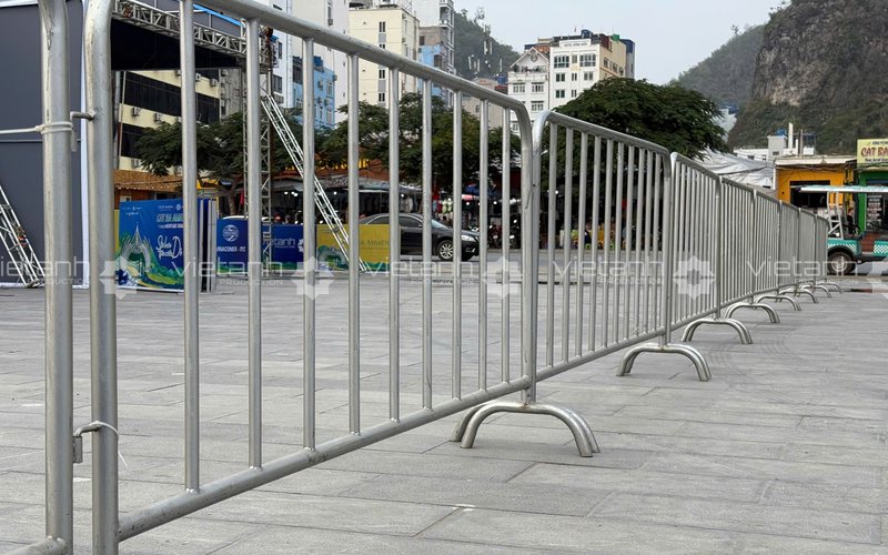 Cận cảnh kết cấu khung và chân rào chắn di động bằng thép