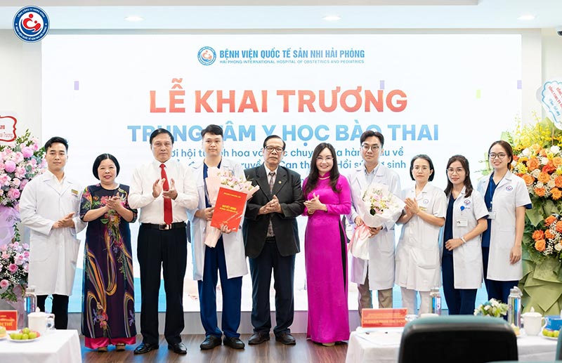 Khách mời và đại biểu chụp ảnh lưu niệm tại lễ khai trương Trung tâm Y học Bào thai