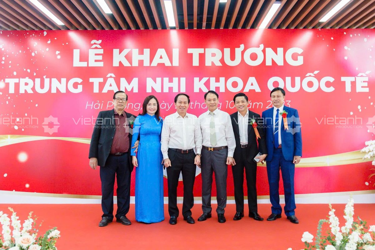 Khách mời chụp ảnh tại sân khấu lễ khai trương ở Hải Phòng