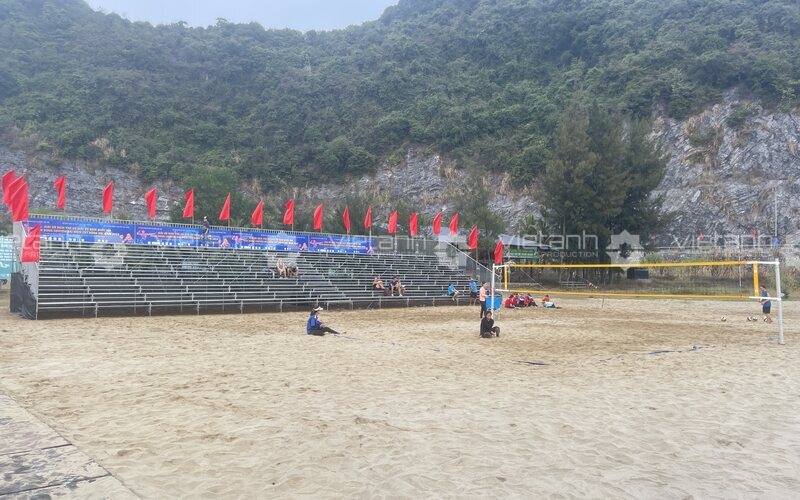 Khán đài sau khi hoàn thiện bên sân bóng chuyền bãi biển Tùng Thu