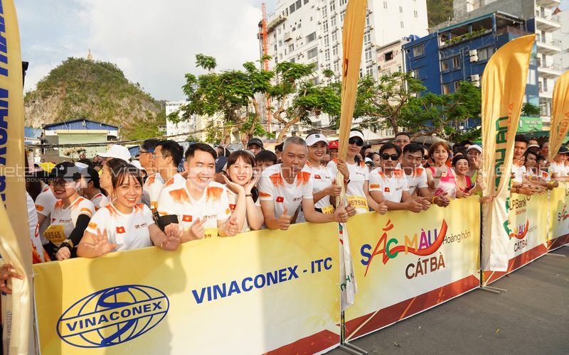 Khán giả cổ vũ Marathon VTV LPBank Cát Bà