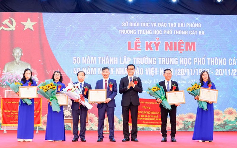 Khen thưởng tập thể và cá nhân tại Lễ kỷ niệm Trường THPT Cát Bà