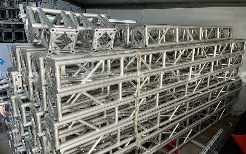 Các thanh khung Truss 200 bằng hợp kim nhôm sẵn tại kho Viet Anh Production ở Hải Phòng