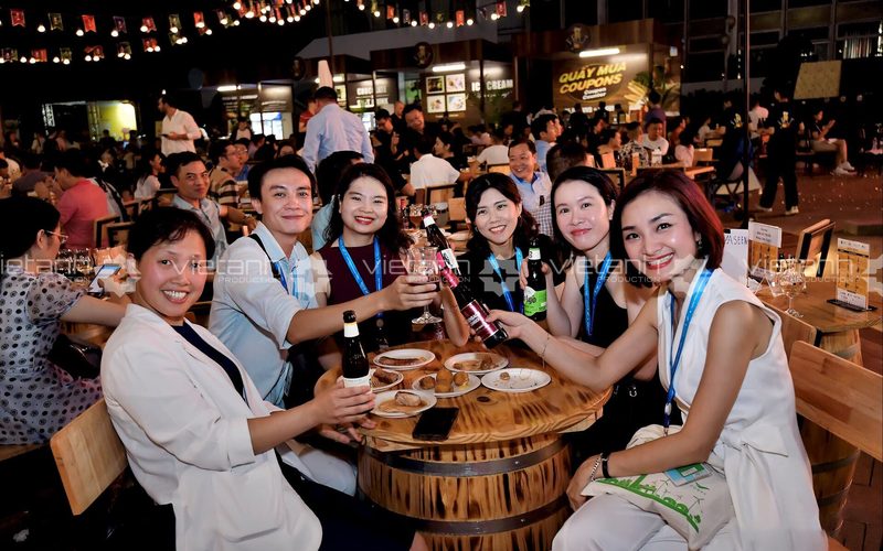 Không gian ẩm thực B.Fest 2025 về đêm