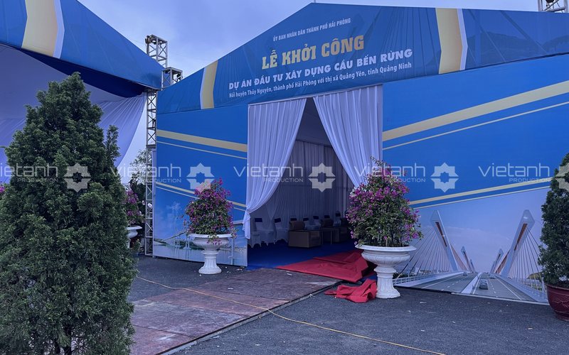 Cổng đón và không gian nhận diện bên ngoài Lễ khởi công cầu Bến Rừng