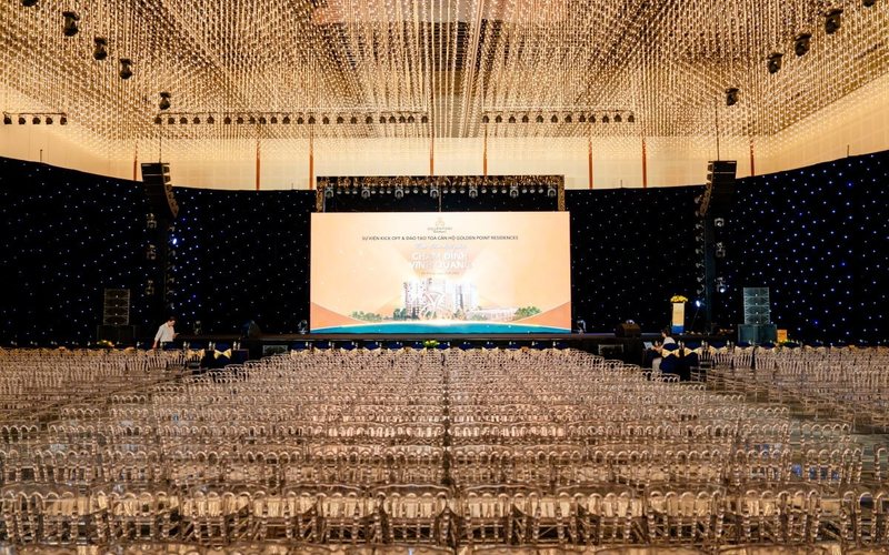 Không gian hội thảo quy mô lớn với sân khấu và màn hình tại Pandora Center Hải Phòng