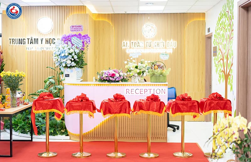 Không gian tổ chức lễ khai trương Trung tâm Y học Bào thai được chuẩn bị trước giờ đón khách