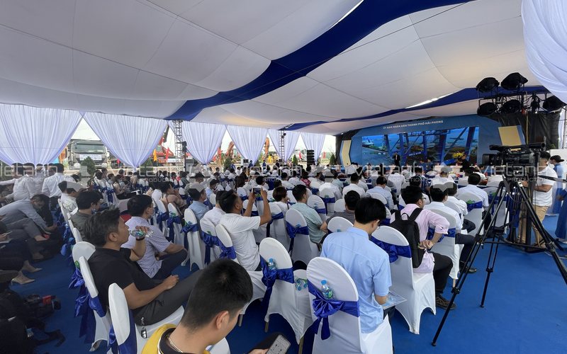 Không gian đại biểu và sân khấu tại Lễ khởi công cầu Bến Rừng