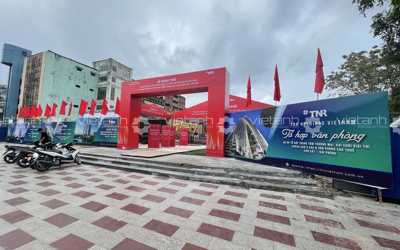 Không gian nhận diện bên ngoài Lễ động thổ tổ hợp trung tâm thương mại Chợ Sắt