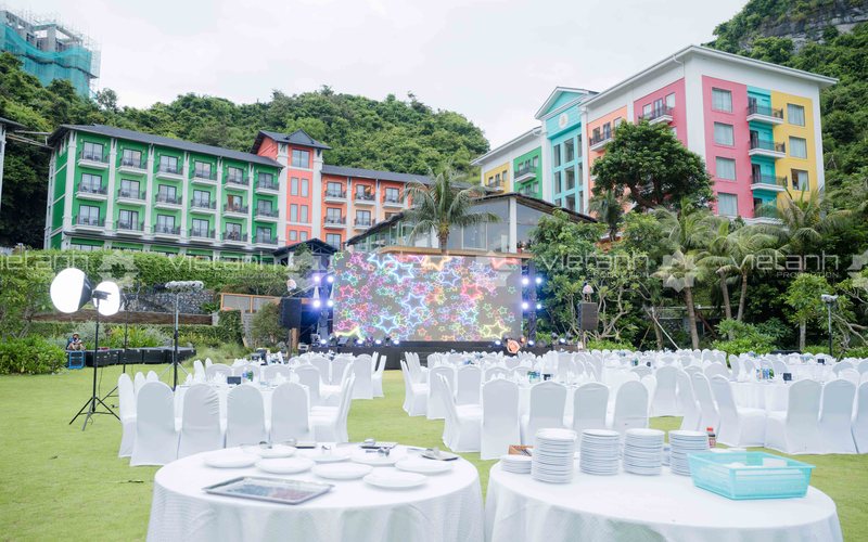 Không gian sân khấu và bàn ghế ngoài trời tại The May Legend Cát Bà