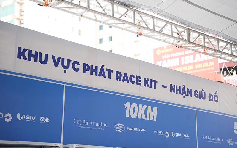 Khu phát race kit và nhận giữ đồ Giải Marathon Cát Bà Amatina 2025