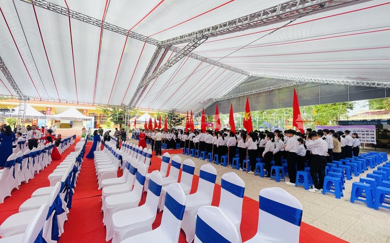Khu vực đại biểu và học sinh tại Lễ kỷ niệm Trường THPT Cát Bà