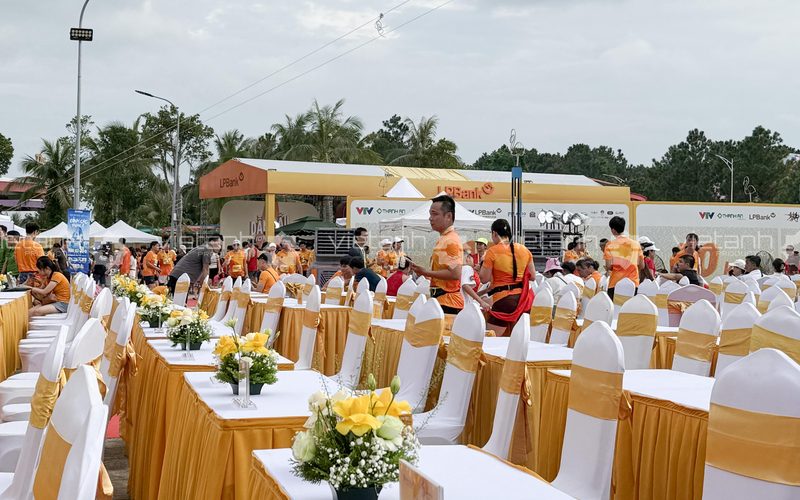 Khu vực bàn ghế đại biểu tại Giải Marathon VTV LPBank 2025