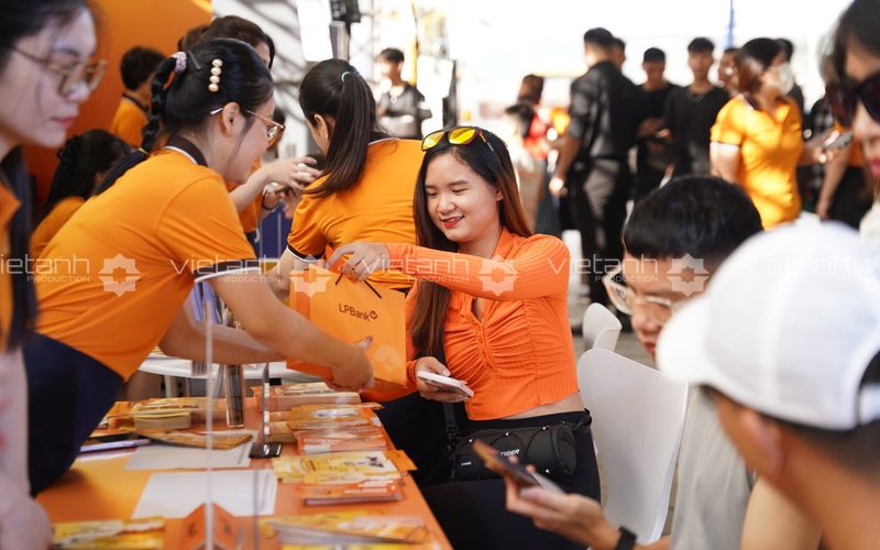 Khu vực nhận race kit Marathon VTV LPBank Cát Bà 2024