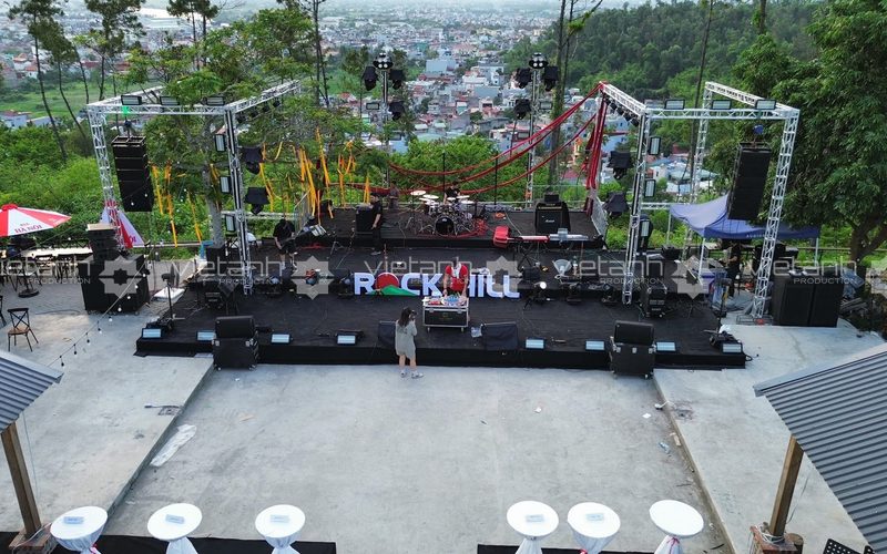 Hệ khung Truss kết hợp sân khấu và thiết bị biểu diễn trong chương trình ngoài trời