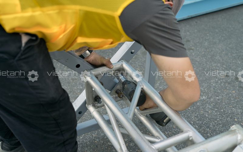 Cận cảnh kỹ thuật viên kiểm tra kết nối trên khung Truss 200