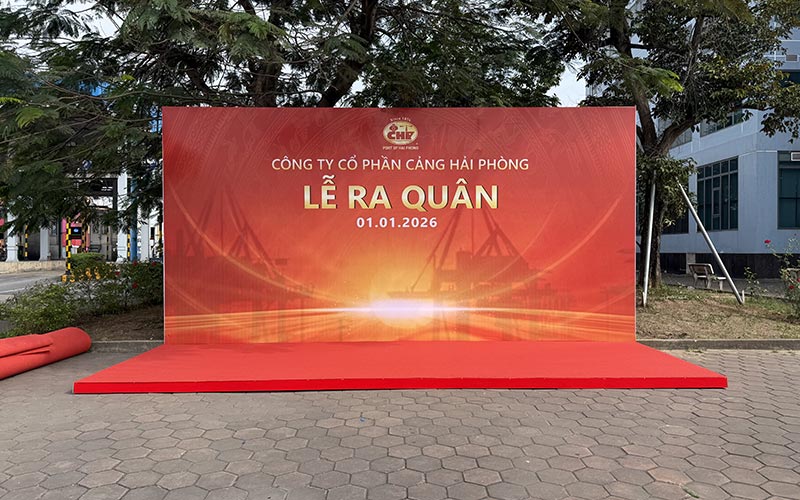 Lắp đặt backdrop chụp hình Lễ Ra Quân Cảng Hải Phòng 2026