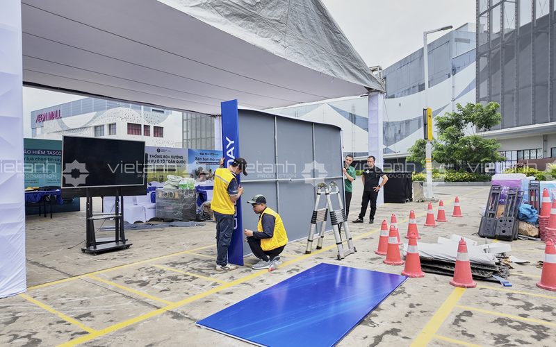 Đội ngũ lắp đặt backdrop Geely Day tại AEON Mall Hải Phòng